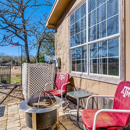 College Station Getaway With Hot Tub And Courtyard! Villa Exteriör bild