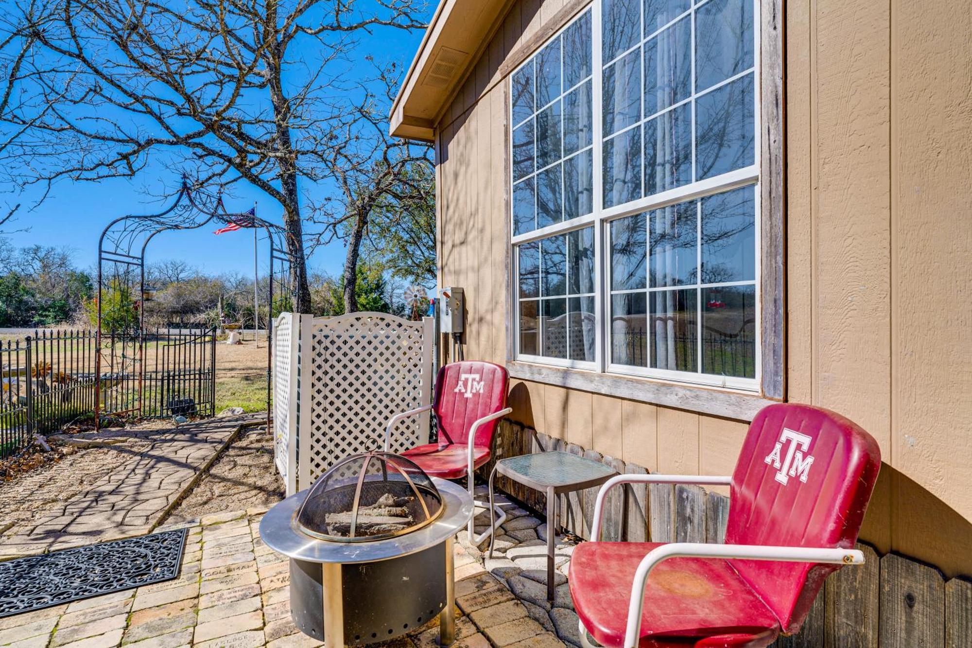 College Station Getaway With Hot Tub And Courtyard! Villa Exteriör bild