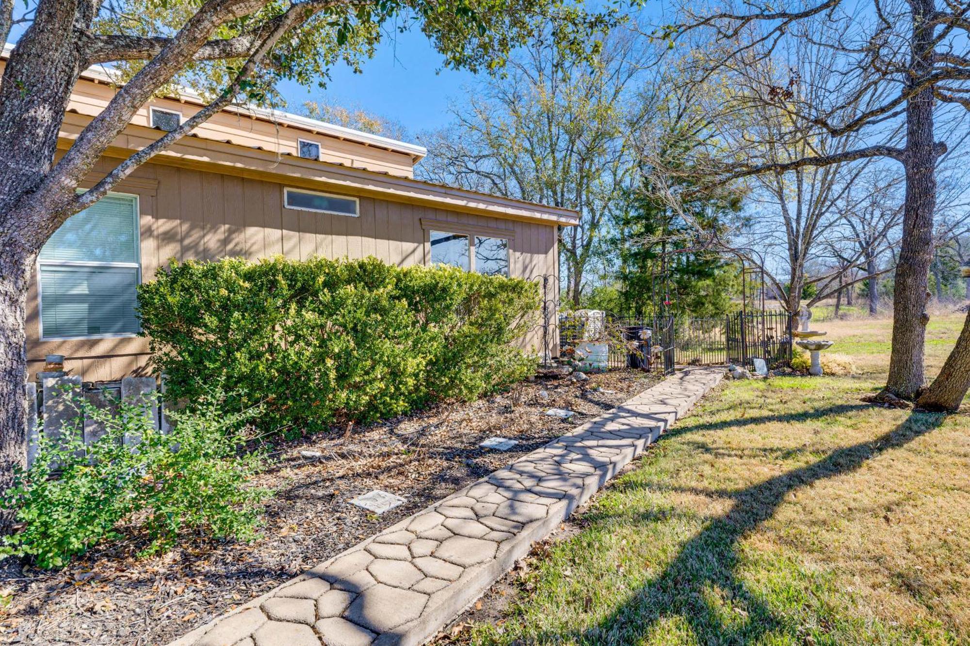 College Station Getaway With Hot Tub And Courtyard! Villa Exteriör bild