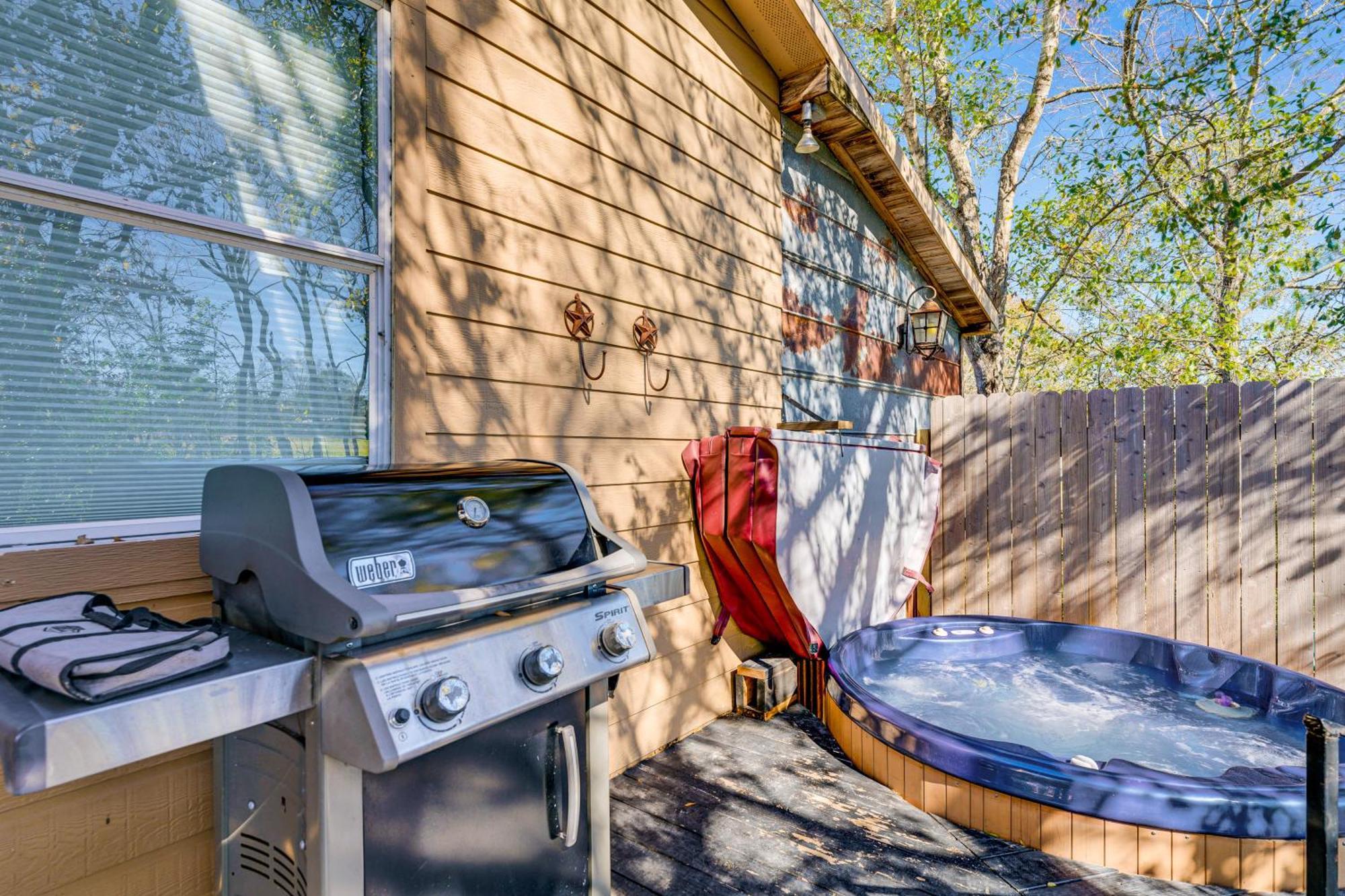 College Station Getaway With Hot Tub And Courtyard! Villa Exteriör bild