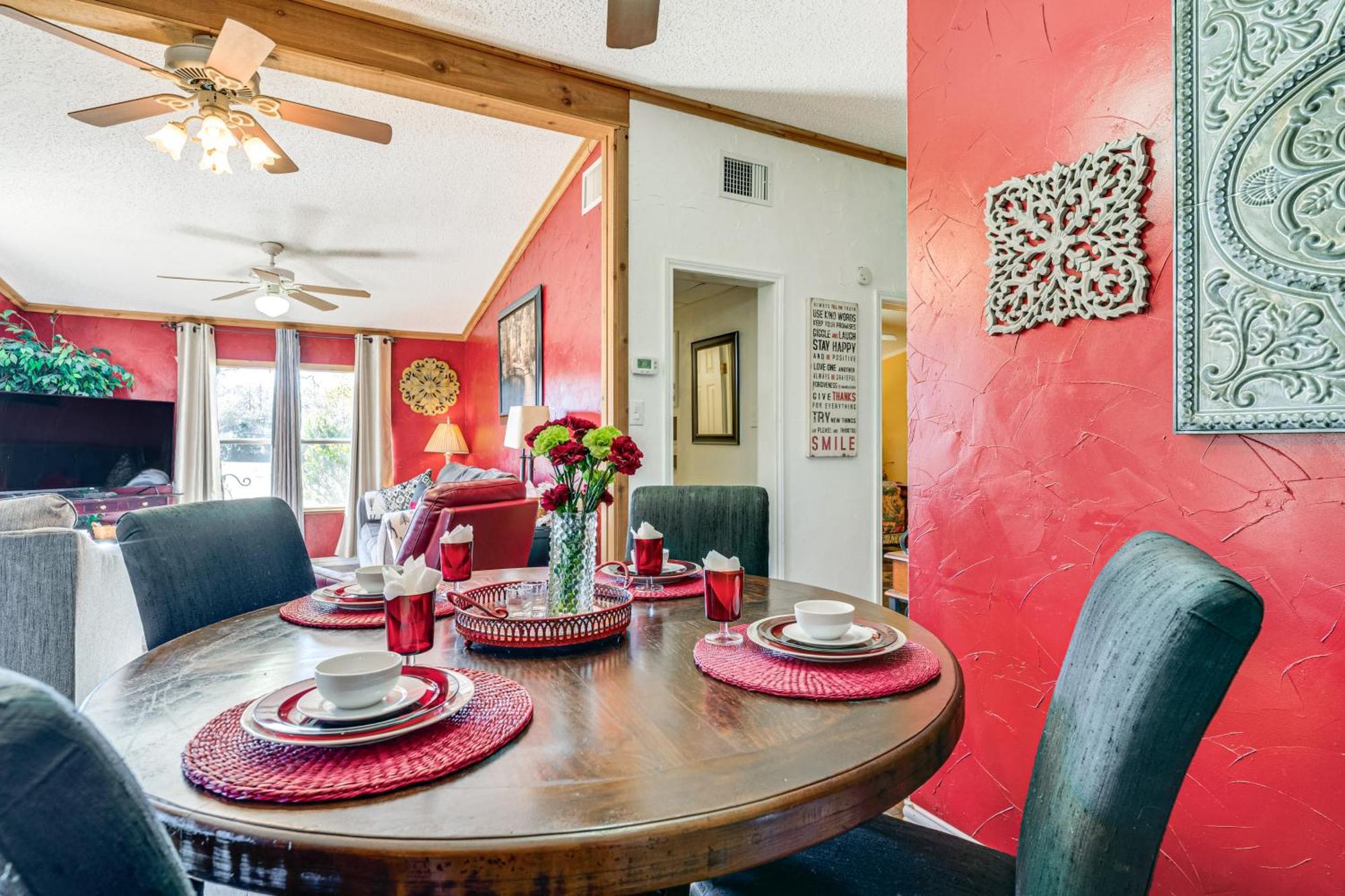 College Station Getaway With Hot Tub And Courtyard! Villa Exteriör bild