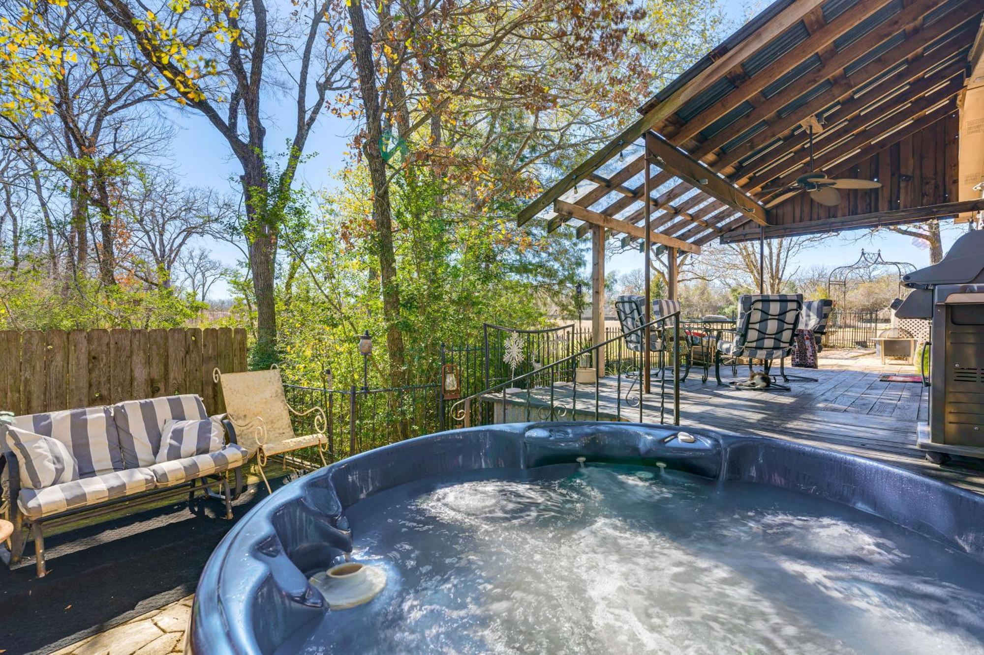 College Station Getaway With Hot Tub And Courtyard! Villa Exteriör bild